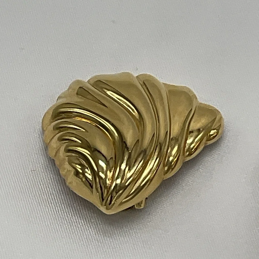 Vintage Christian Dior Gold Tone Shell Clip On Earrings Ribbed Signed Designer - Picture 7 of 12